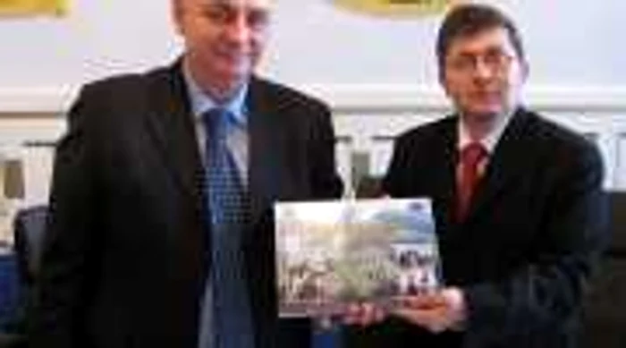 Prefectul Ştefan Bardan a făcut prima donaţie de carte