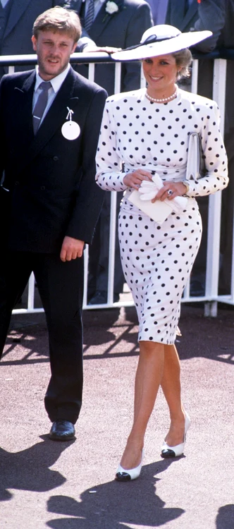 Prințesa Diana, într-o rochie albă cu buline negre, în 1988