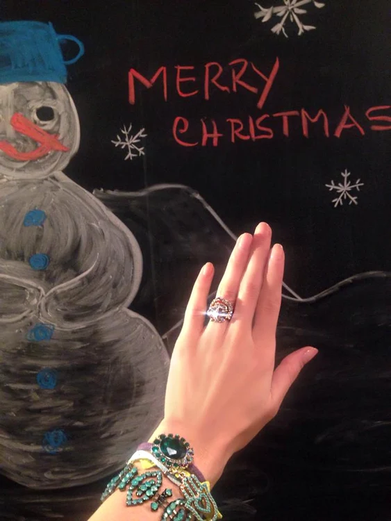 Aceasta este bijuteria cu care Lora şi-a pus admiratorii pe gânduri