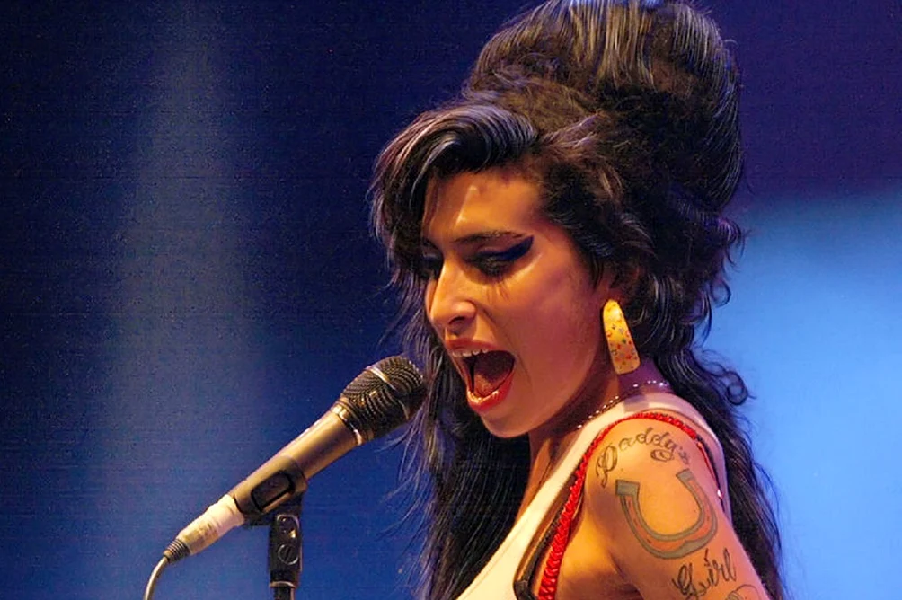 Se împlinesc 15 ani de la moartea lui Amy Winehouse.