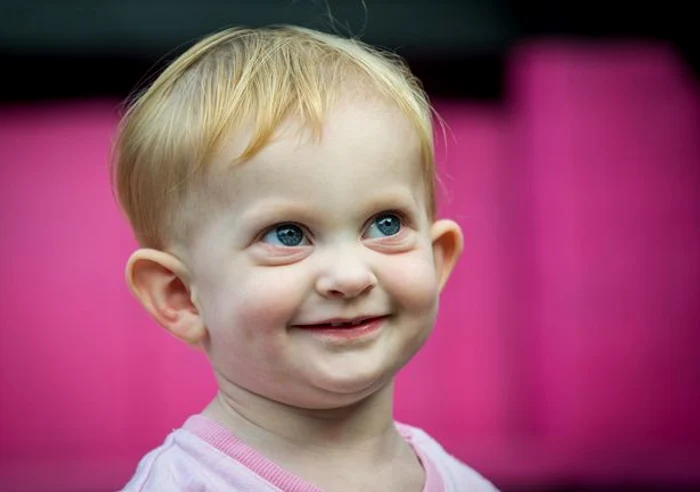 Părinții caută în continuare o modalitate de a-și ajuta fetița bolnavă