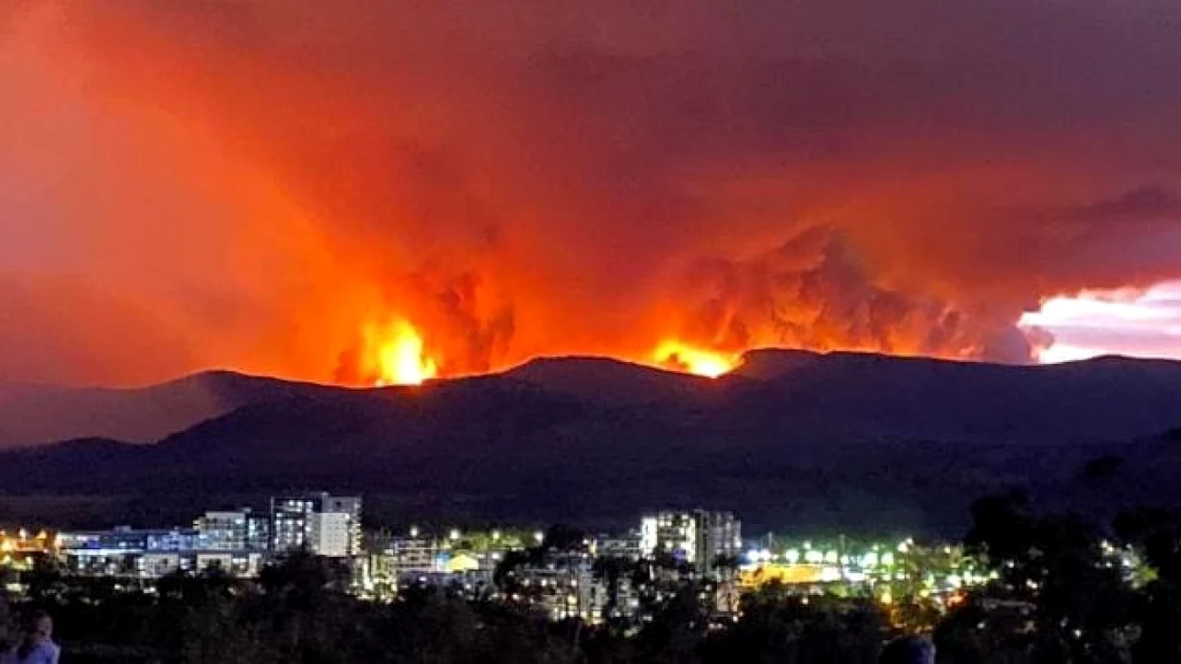 Regiunea Canberra a decretat stare de urgenta din cauza incendiilor FOTO Josh Cox/ news.com.au