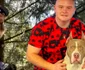 Delia s-a cățărat într-un copac de frica unor câini din parc 