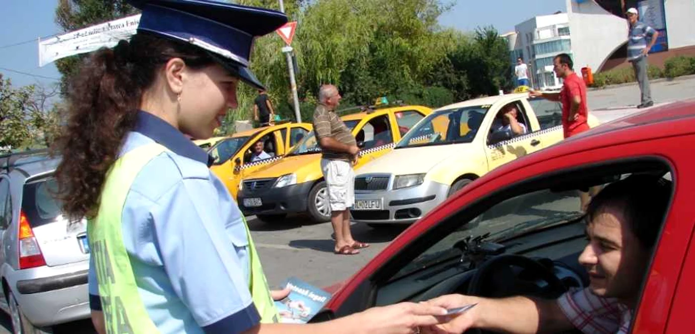 Poliţiştii oferă fly-ere tulcenilor