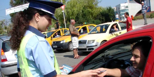 Poliţiştii oferă fly-ere tulcenilor