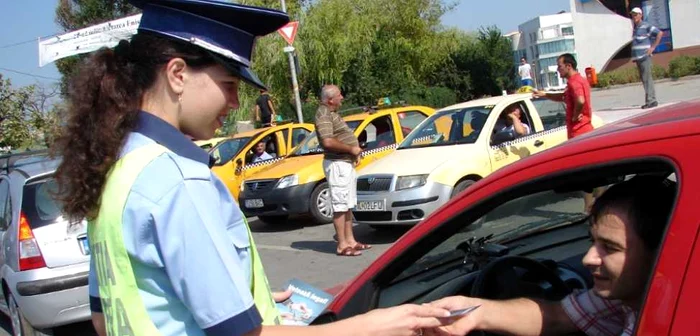 Poliţiştii oferă fly-ere tulcenilor