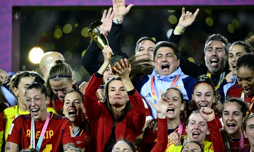 Regina Letizia a Spaniei într o ținută roșie (4) jpg