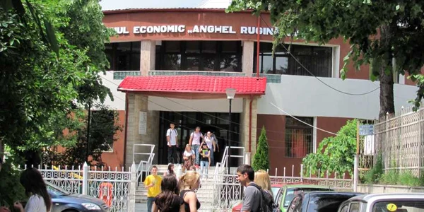 În școlile din județ au loc zilnic agresiuni între elevi