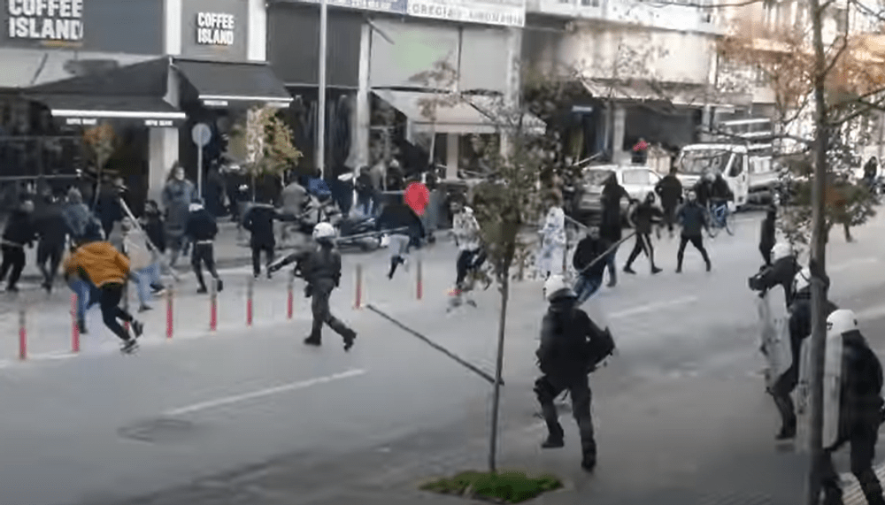 Proteste violente în Grecia după ce un băiat rom a fost împușcat de Poliție
