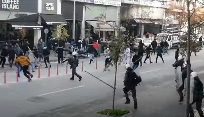 Revoltă în fața tribunalului din Salonic FOTO captură Youtube