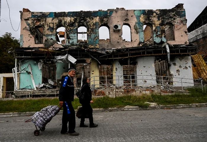 Clădire distrusă de bombardamente in Izium, Harkov FOTO AFP