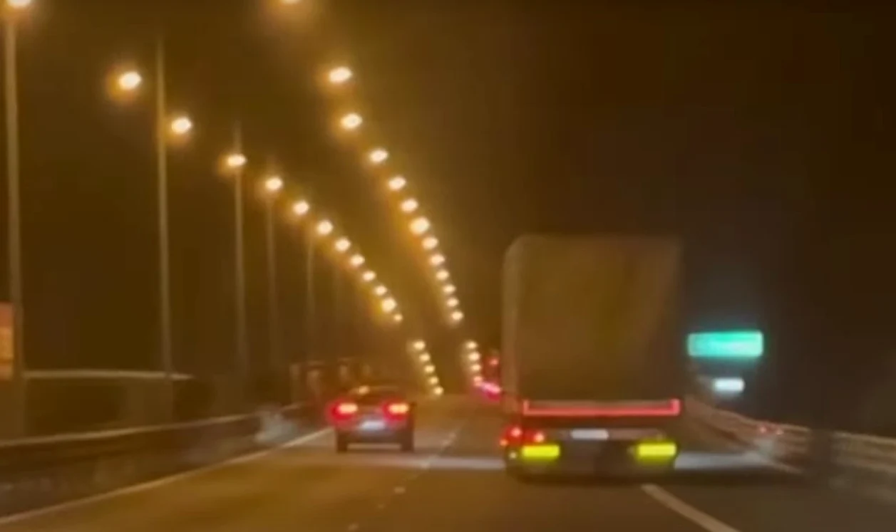 Un șofer de TIR, surprins în timp ce conducea haotic pe autostradă FOTO: Captură video