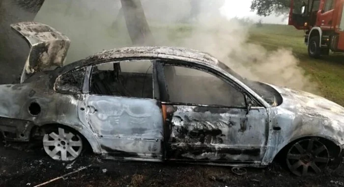 Autoturism incendiat. Foto: ARHIVĂ. ISU Hunedoara