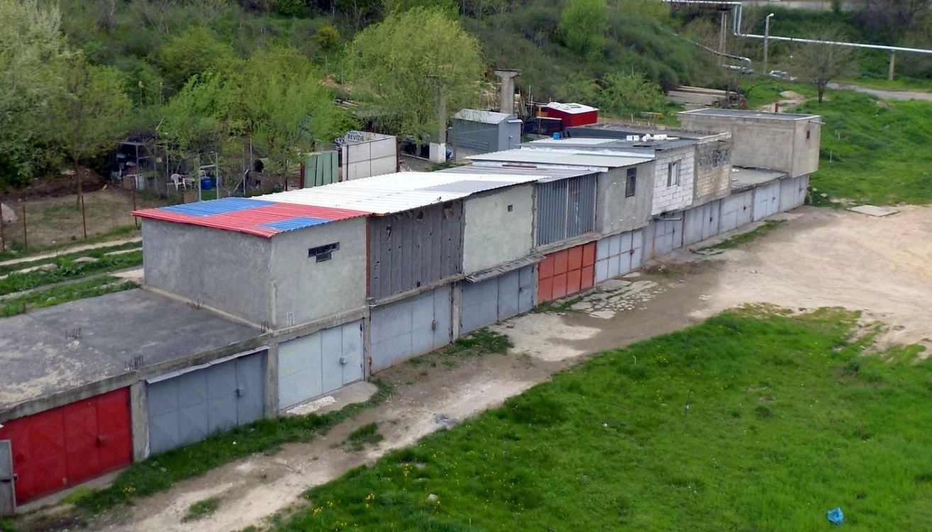 Garaje cu etaj în centrul Galaţiului. FOTO Costel Crângan