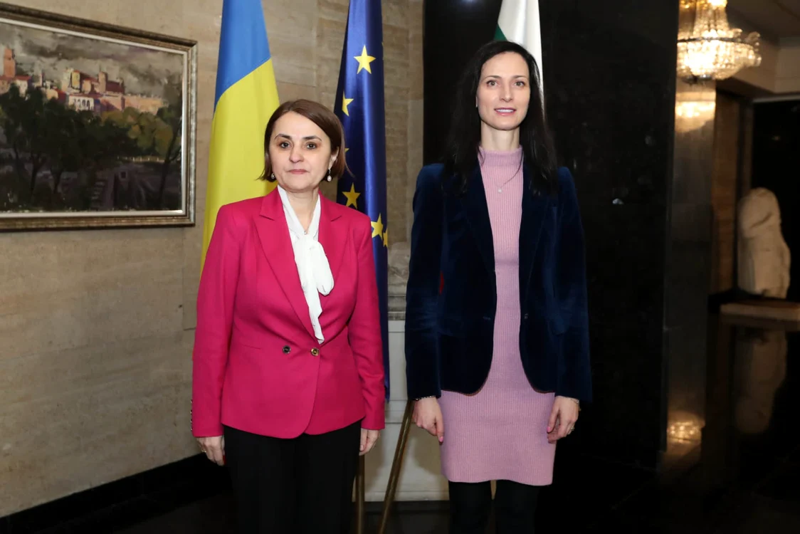 Șefa diplomației române, Luminița Odobesc (stînga) împreună cu Maria Gabriel/ FOTO:EPA:EFE