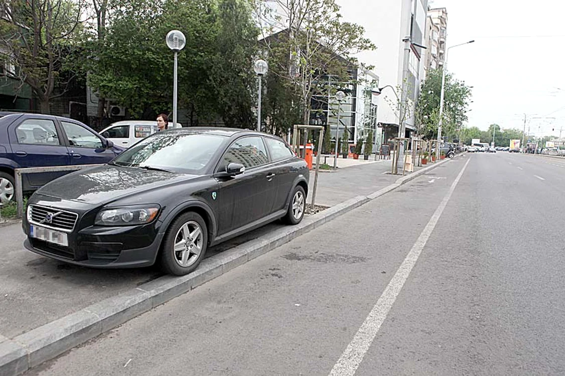 2015 - După îndepărtarea stâlpilor, şoferii parchează mai uşor pe trotuar