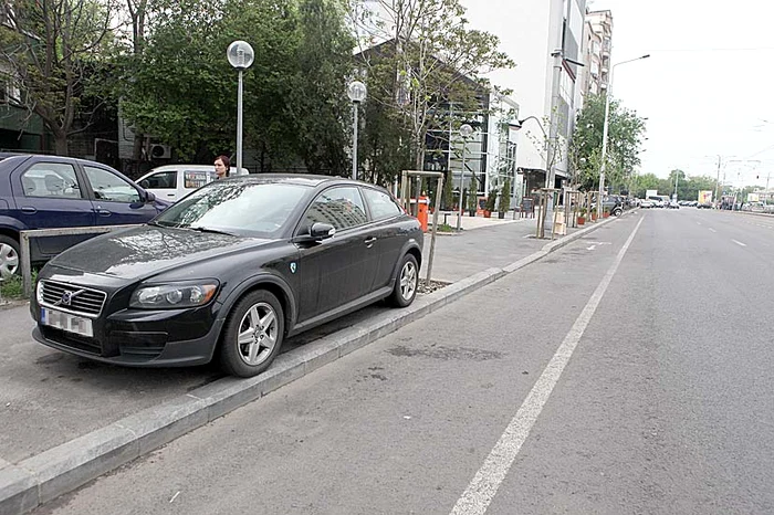 2015 - După îndepărtarea stâlpilor, şoferii  parchează mai uşor pe trotuar