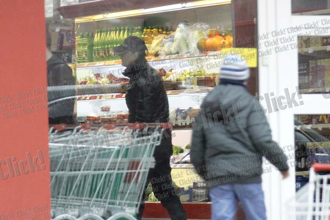 Solistul a ieşit din magazin  cu o sacoşă în care a pus doar  brânză, smântână şi alte lactate