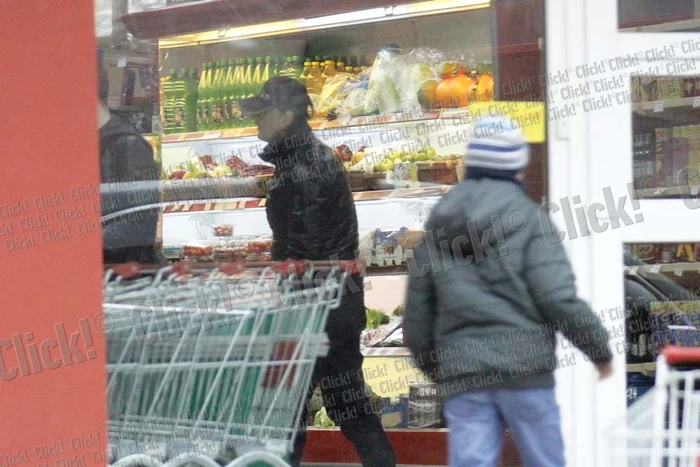 Solistul a ieşit din magazin  cu o sacoşă în care a pus doar  brânză, smântână şi alte lactate