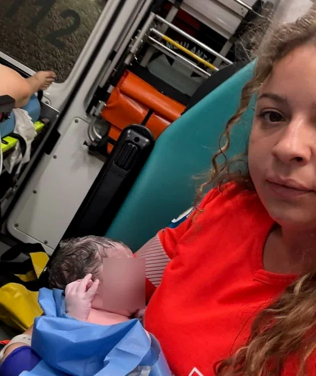 Mama și nou-născutul au ajuns în siguranță la spital FOTO: Facebook / ISU
