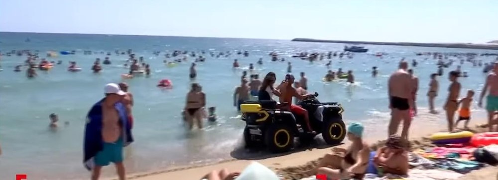 Salvamarii se plâng că nu pot ajunge la victime din cauza prosoapelor puse de turişti mult prea aproape de apă. Patrule cu maşina pe plaje