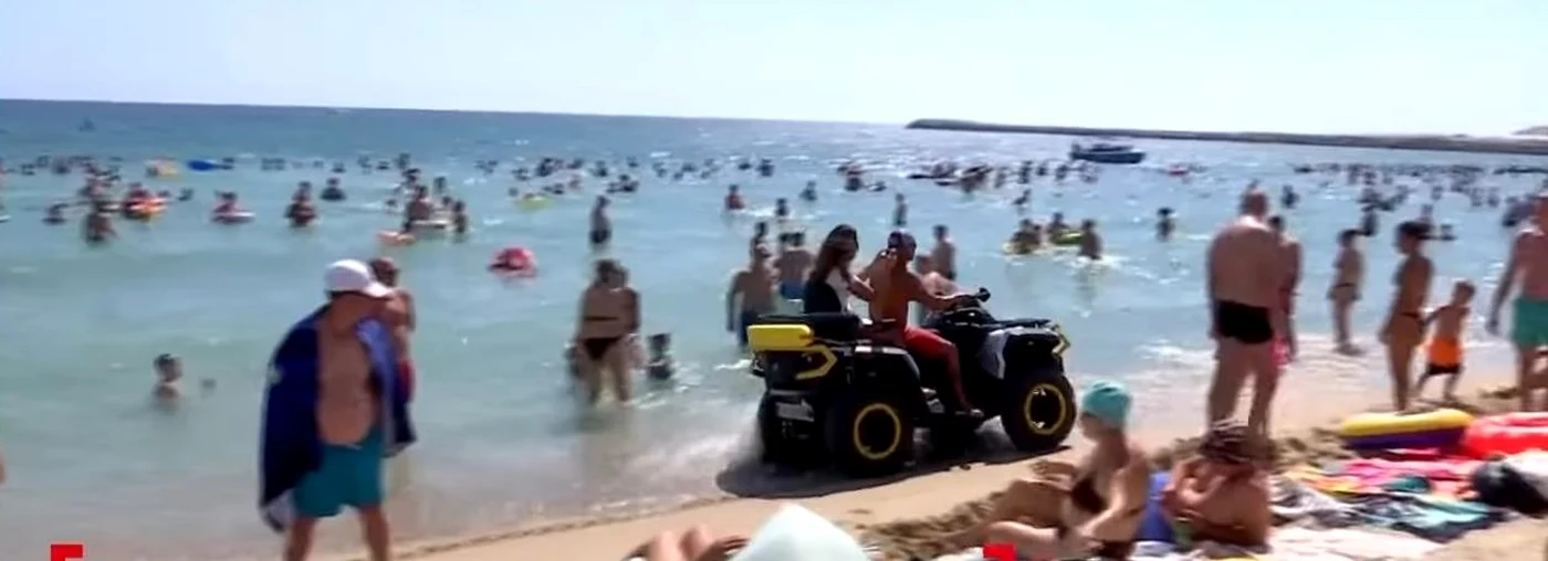 Salvamarii patrulează în buza apei.. FOTO: captură video