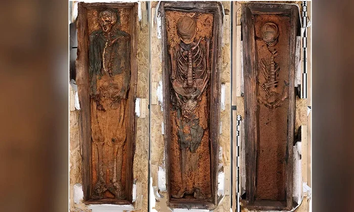 Mormintele a trei vânători de balene care au fost îngropați în arhipelagul norvegian Svalbard în secolul al XVII-lea (© Loktu, Brødholt, 2026, PLOS One; CC-BY 4.0)