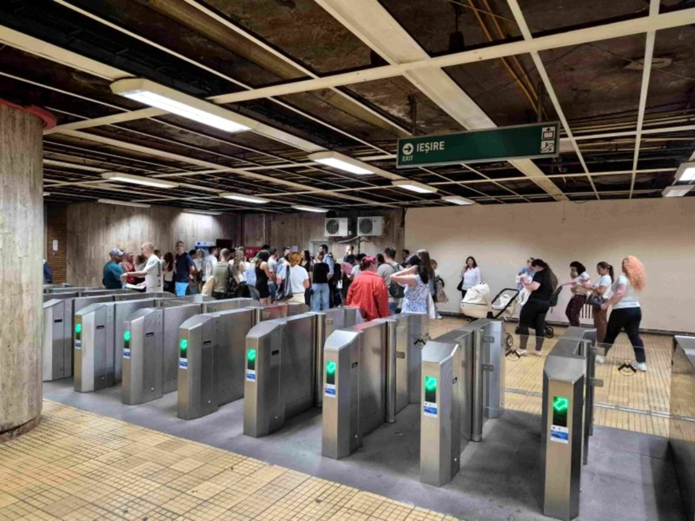 Oameni așteptând la Piața Unirii pentru presupuse angajări la Metrorex. Foto: Club Feroviar 