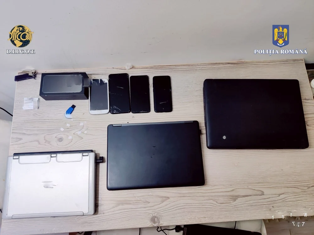 Laptopuri și telefoane confiscate în urma unor percheziții domiciliare de la „săgeți” din Vâlcea