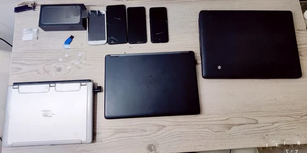 Laptopuri și telefoane confiscate de la săgețile din Vâlcea implicate în înșelăciunile internaționale Foto DIICOT jpeg