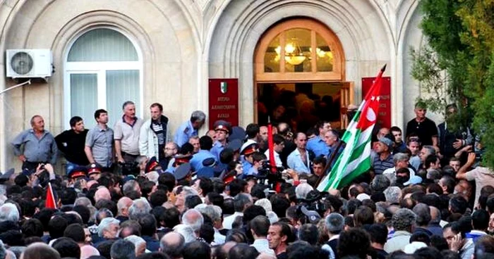 10.000 de locuitori ai Abhaziei cer demisia preşedintelui. FOTO via Twitter