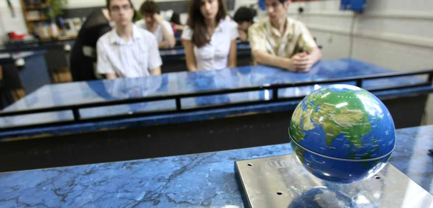 O
 clasă de la „Vianu“, din Capitală, este înţesată de diplome de la marile concursuri 
internaţionale de fizică, informatică şi astronomie FOTO Adevărul/Marian
 Iliescu
