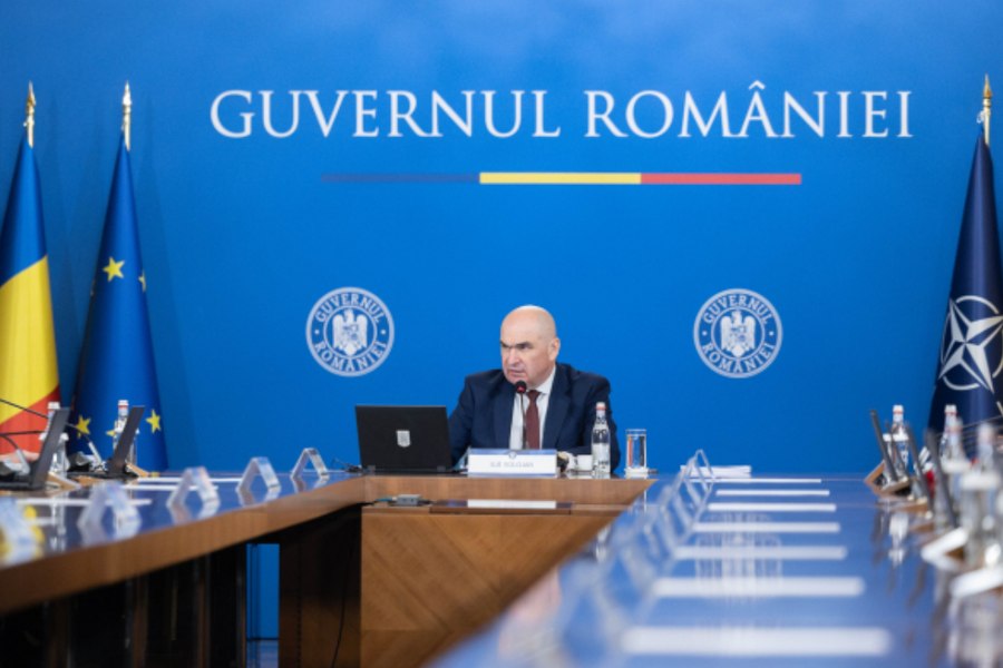 Dispute în Guvern pe prețul la pompă. Ministrul Energiei a cerut scăderea taxelor la carburanți, Bolojan așteaptă pragul de 11 lei pe litru