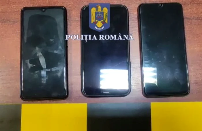 Un tânăr de 19 ani a dat buzna, mascat, peste trei femei, într-un apartament, le-a ameninţat că le taie cu un cuţit şi le-a furat telefoanele