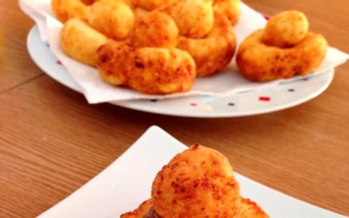 
    Papanasi cu smantana şi finetti  