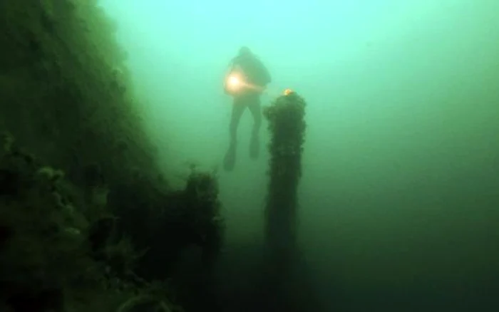 
    Bărbatul este căutat de scafandrii  