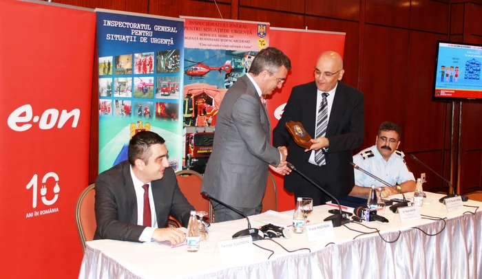 L aconferința de azi, Raed Arafat l-a decorat pe Frank Hajdinjak, directorul general al E.ON România, pentru parteneriatul în care s-a implicat cu IGSU