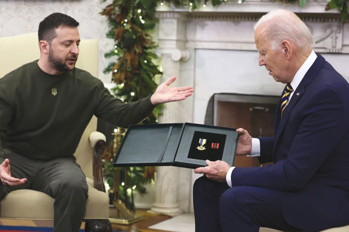 Zelenski l-a decorat  pe preşedintele Biden. FOTOGRAFII: Guliver/ Gettyimages