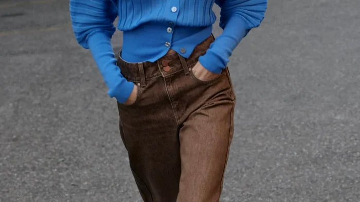 Uită de albastrul clasic. 5 stiluri de blugi pentru primăvara 2026 