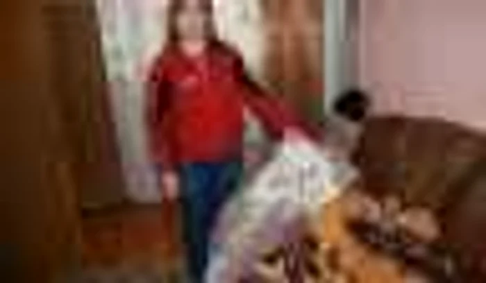  Ca să nu îngheţe de frig, Ortanţa mai adaugă două pături peste plapumă