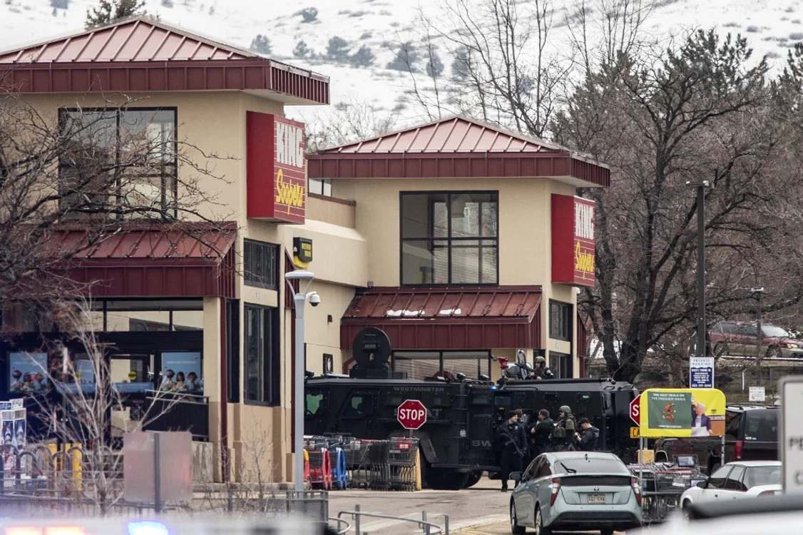 
    Zece persoane, inclusiv un poliţist, ucise de un bărbat care a deschis focul într-un supermarket din ColoradoFoto: AFP  