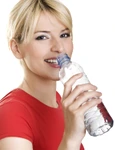 shutterstock 13249219 femeie apa bea sticla plastic pet jpeg