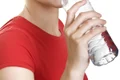 shutterstock 13249219 femeie apa bea sticla plastic pet jpeg