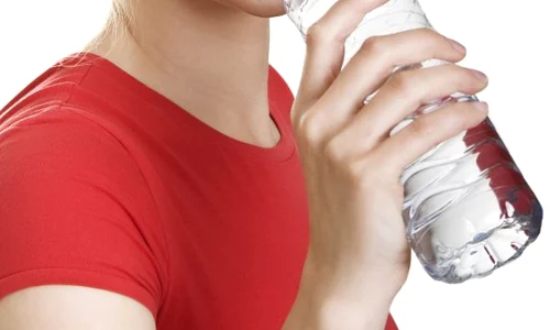 shutterstock 13249219 femeie apa bea sticla plastic pet jpeg