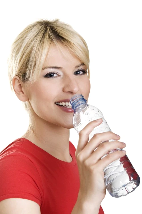 shutterstock 13249219 femeie apa bea sticla plastic pet jpeg