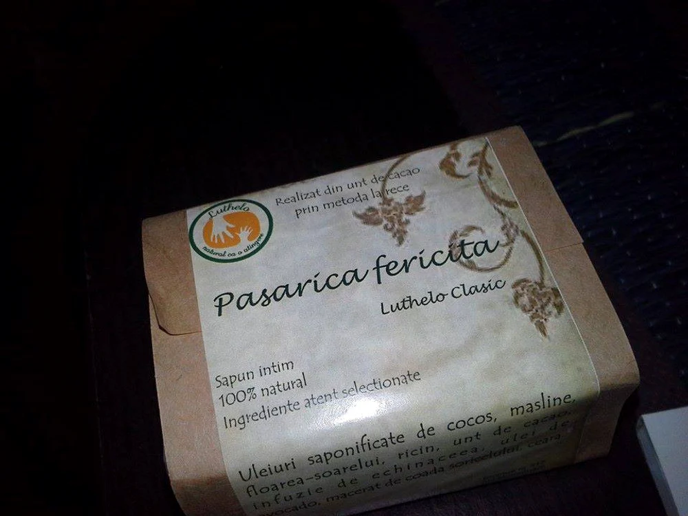 Pe eticheta acestui săpun scrie, deși fără diacritice, „Păsărica fericită”