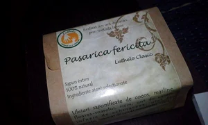 Pe eticheta acestui săpun scrie, deși fără diacritice, „Păsărica fericită” jpeg