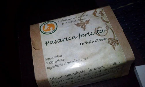 Pe eticheta acestui săpun scrie, deși fără diacritice, „Păsărica fericită” jpeg