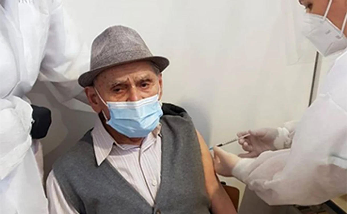 
    Bătrânelul n-a avut nici o reacție secundară după vaccinarea împotriva coronavirusului  