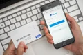 Card bancar serviciu PayPal smartphone FOTO Shutterstock 418042027 jpg